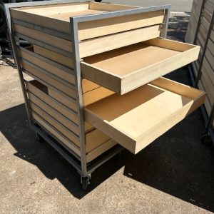 Voorraad karren met houten lade's  voor lichte materialen