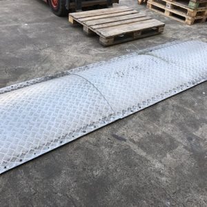 Drempelhulp / over rijhelling  van aluminium tranenplaat drempelovergang / vluchtheuvel voor auto's