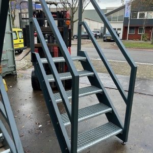 Stalen trap met leuningen