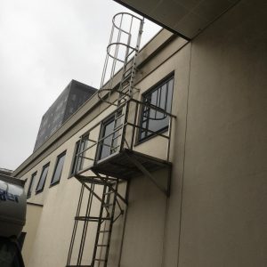 Brandtrap / vluchttrap met tussen bordes voor tegen een gevel aluminium