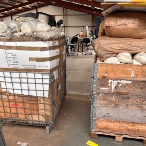 Twee bakken vol met pakjes  warnetten / staande wand netten
